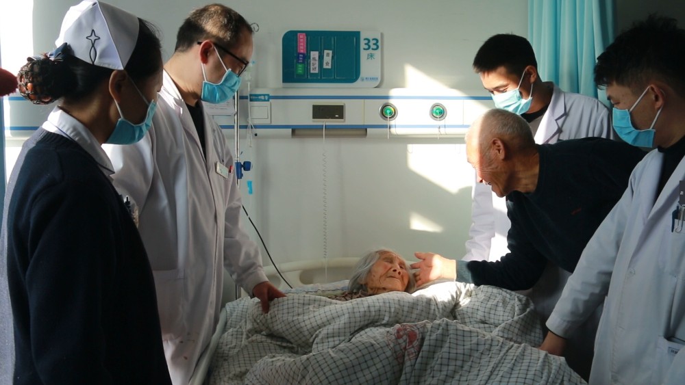 周口淮海医院为105岁骨折老人进行人工关节置换术，多学科…